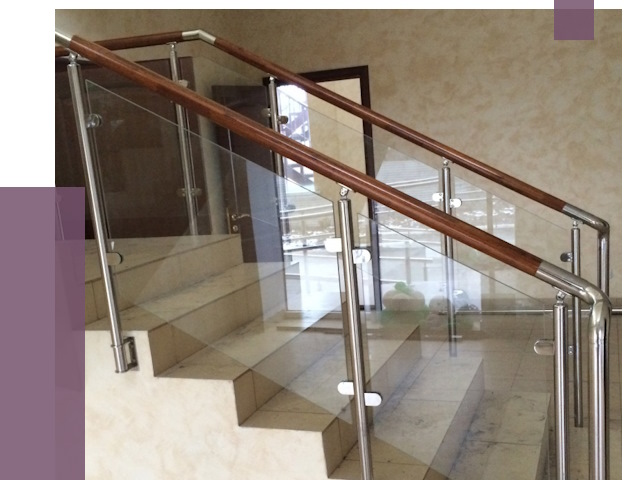 Комбинированные перила из металла и дерева в Анапе