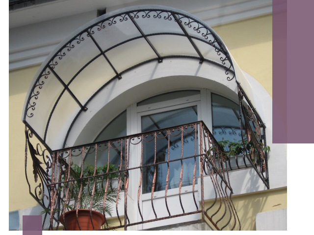 Козырьки над балконом в Анапе — изготовление и монтаж