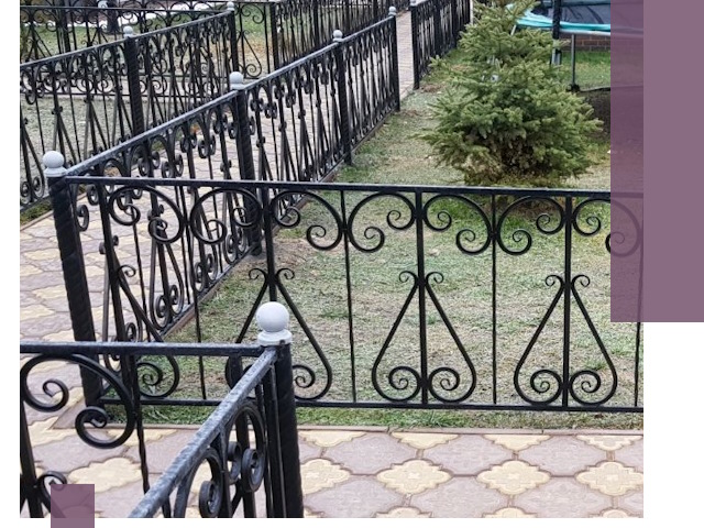 Кованые газонные ограждения под ключ в Анапе